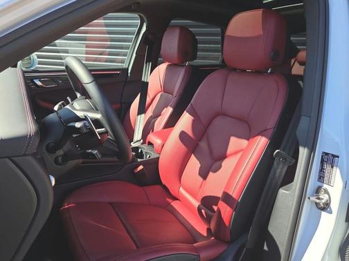 2025 Porsche Macan S