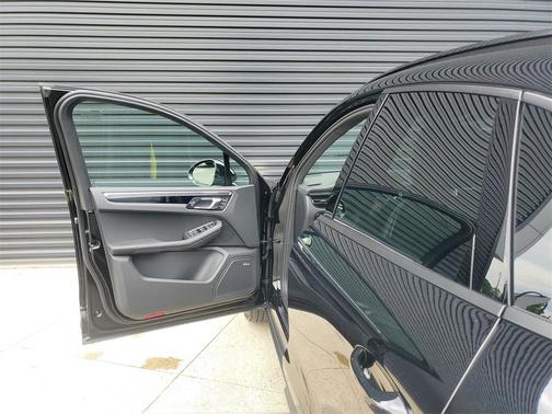 2025 Porsche Macan T