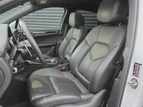 2022 Porsche Macan Base