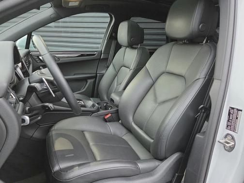 2022 Porsche Macan Base