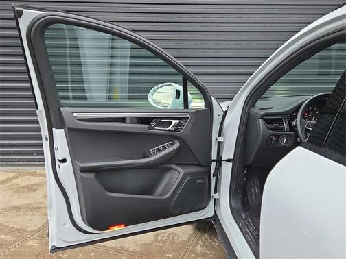 2022 Porsche Macan Base