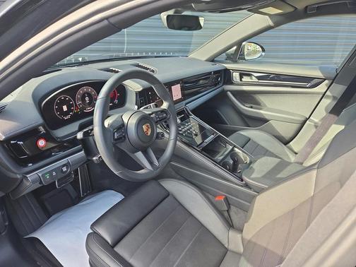 2025 Porsche Panamera 4