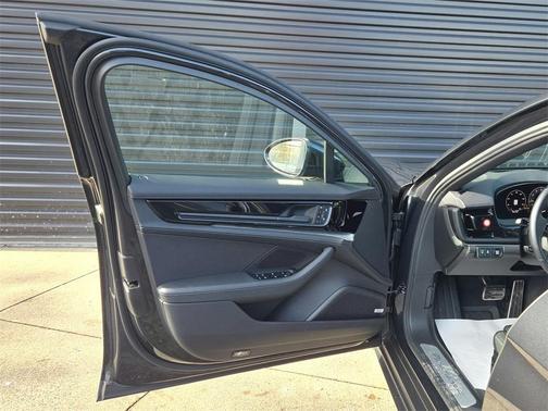 2025 Porsche Panamera 4