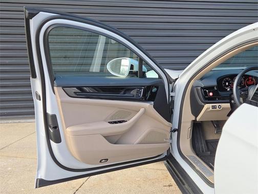 2025 Porsche Panamera 4