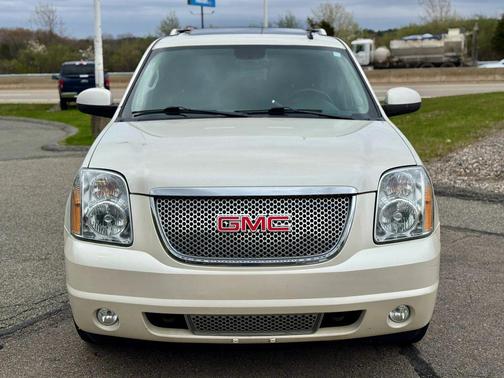 White 2014 GMC Yukon XL Denali