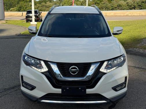 Pearl White 2018 Nissan Rogue SV