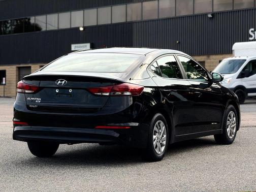 2018 Hyundai ELANTRA SE
