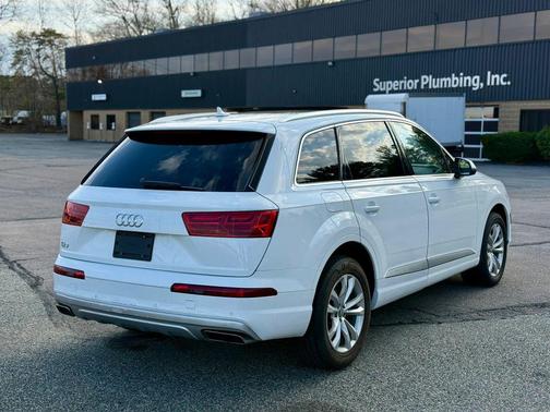 White 2019 Audi Q7 45 Premium