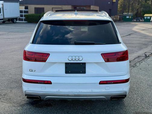 White 2019 Audi Q7 45 Premium