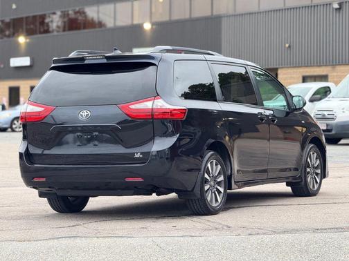 2019 Toyota Sienna LE