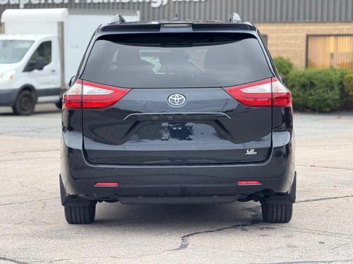 2019 Toyota Sienna LE