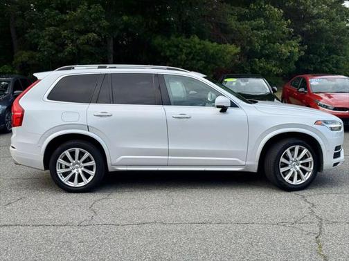 2016 Volvo XC90 Hybrid T8 Momentum