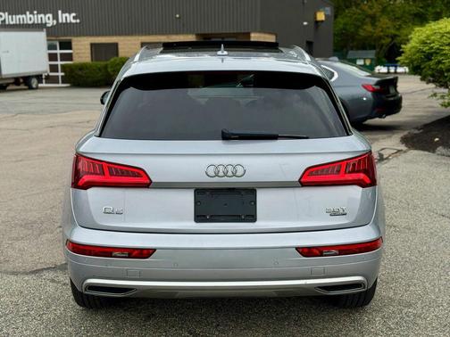 Florett Silver Metallic 2018 Audi Q5 2.0T Tech Premium