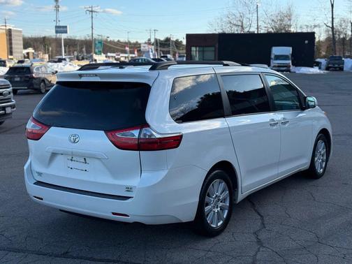 2017 Toyota Sienna XLE