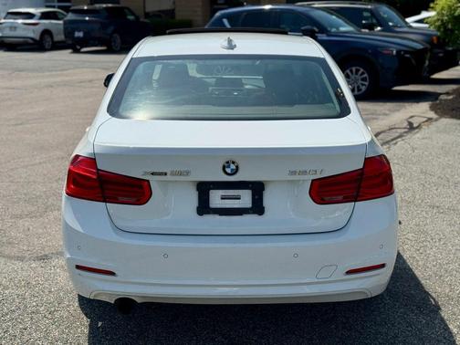 White 2016 BMW 320 i