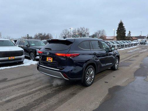2021 Toyota Highlander Hybrid Platinum