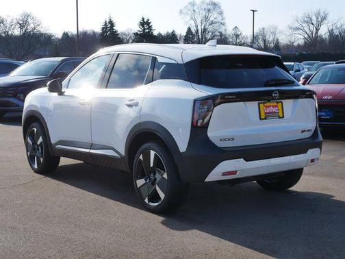 2025 Nissan Kicks SR