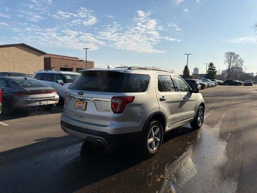 Ingot Silver Metallic 2017 Ford Explorer XLT