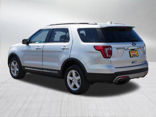 Ingot Silver Metallic 2017 Ford Explorer XLT