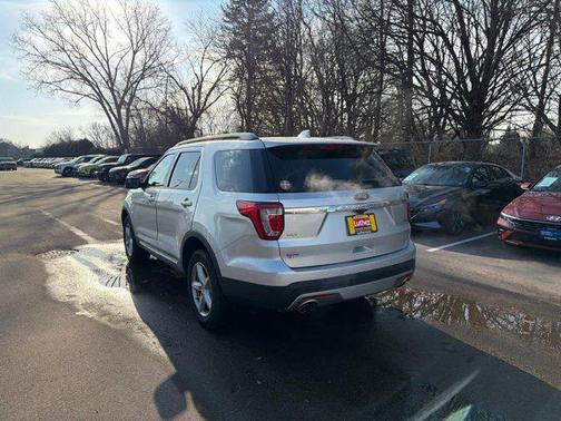 Ingot Silver Metallic 2017 Ford Explorer XLT