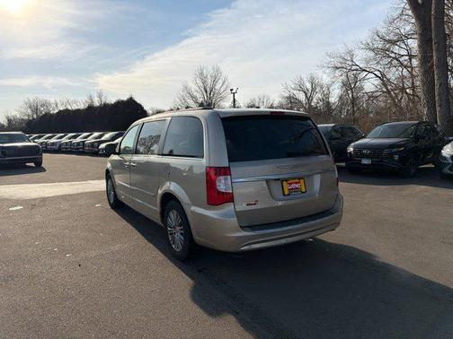 2014 Chrysler Town & Country Touring-L