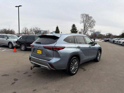 Moon Dust 2021 Toyota Highlander Hybrid Platinum
