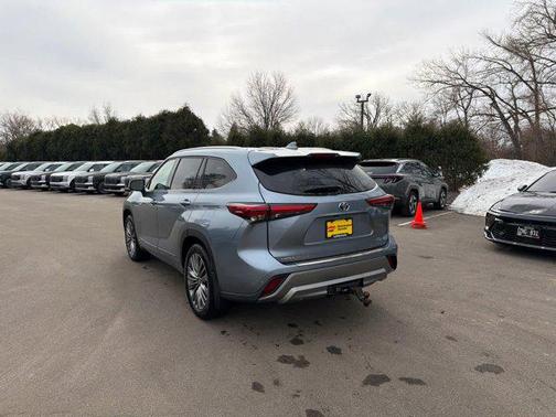 Moon Dust 2021 Toyota Highlander Hybrid Platinum