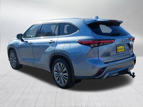 Moon Dust 2021 Toyota Highlander Hybrid Platinum