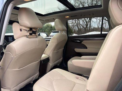 Moon Dust 2021 Toyota Highlander Hybrid Platinum