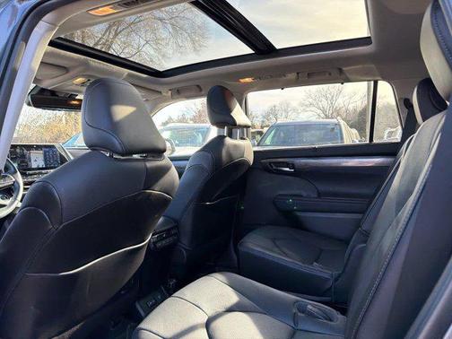 2022 Toyota Highlander Platinum