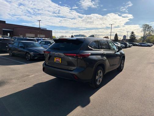 Magnetic Gray Metallic 2021 Toyota Highlander LE