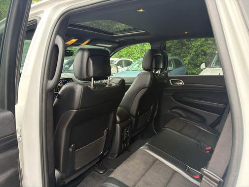 Bright White Clearcoat 2021 Jeep Grand Cherokee Laredo
