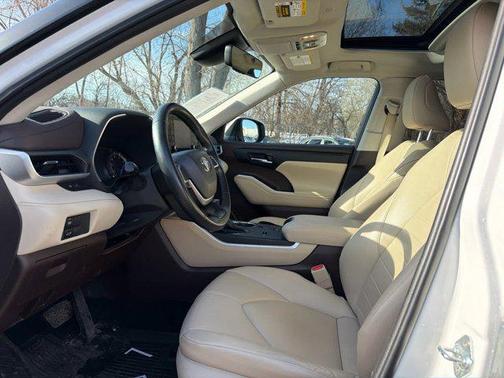 2022 Toyota Highlander Hybrid XLE