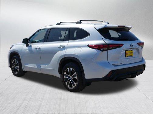 Wind Chill Pearl 2022 Toyota Highlander Hybrid XLE