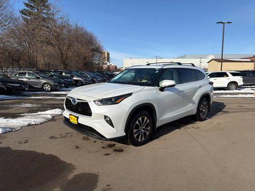 2022 Toyota Highlander Hybrid XLE