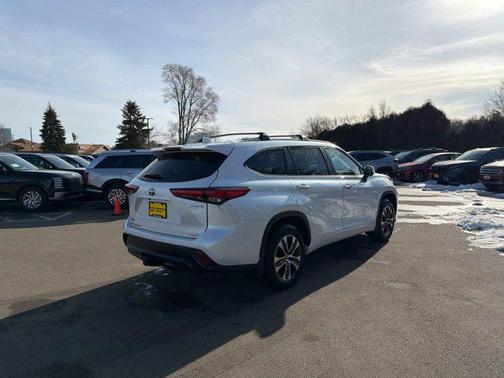 2022 Toyota Highlander Hybrid XLE
