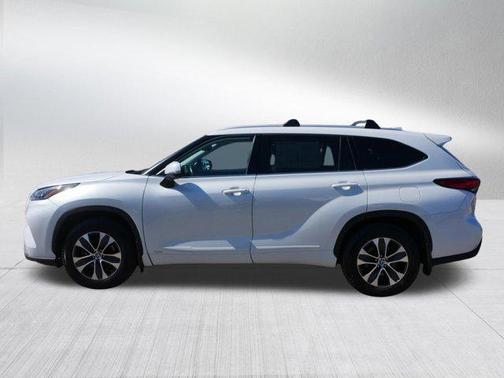 Wind Chill Pearl 2022 Toyota Highlander Hybrid XLE