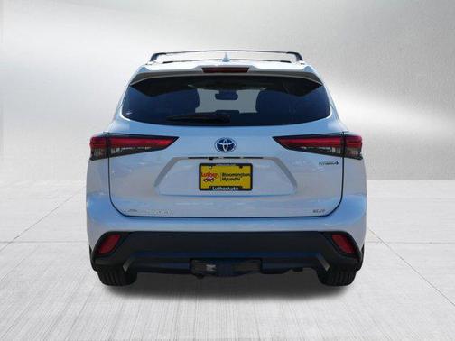 Wind Chill Pearl 2022 Toyota Highlander Hybrid XLE