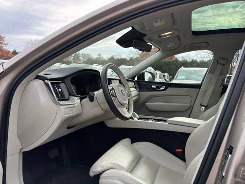 2023 Volvo XC60 Recharge Plug-In Hybrid T8 Ultimate Dark Theme