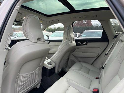 2023 Volvo XC60 Recharge Plug-In Hybrid T8 Ultimate Dark Theme