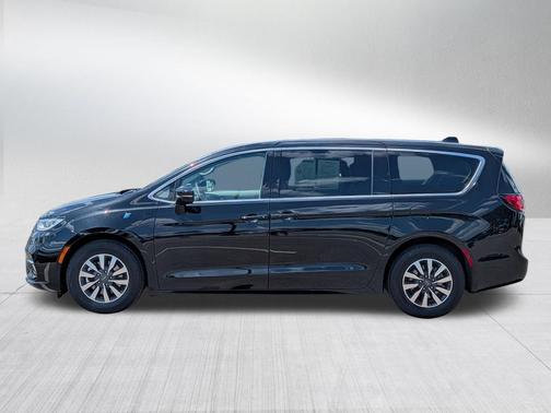 Diamond Black Crystal Pearlcoat 2024 Chrysler Pacifica Hybrid Select
