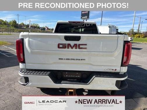 Summit White 2022 GMC Sierra 2500 AT4