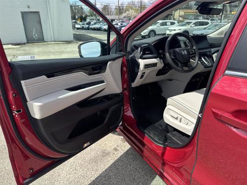 Radiant Red Metallic Ii 2026 Honda Odyssey