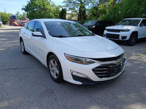 Summit White 2023 Chevrolet Malibu FWD 1LT