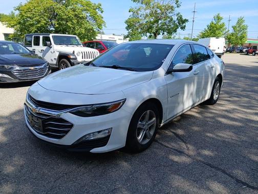 Summit White 2023 Chevrolet Malibu FWD 1LT