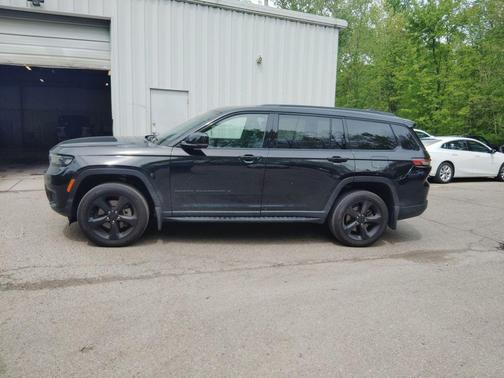 Diamond Black Crystal Pearlcoat 2025 Jeep Grand Cherokee L Altitude