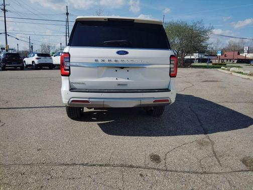 Star White Metallic Tri-Coat 2024 Ford Expedition Platinum