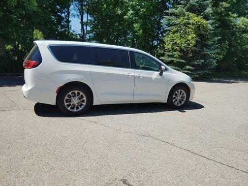 Bright White Clearcoat 2023 Chrysler Pacifica Touring L