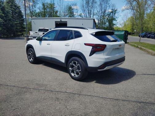 Summit White 2025 Chevrolet Trax LT