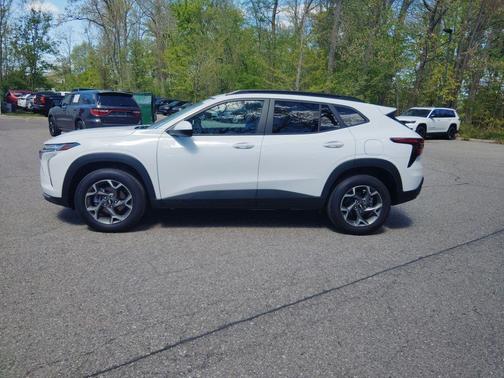 Summit White 2025 Chevrolet Trax LT